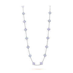 Collier Vintage Alhambra 20 motifs Van Cleef & Arpels en or blanc 18 carats et calcédoine