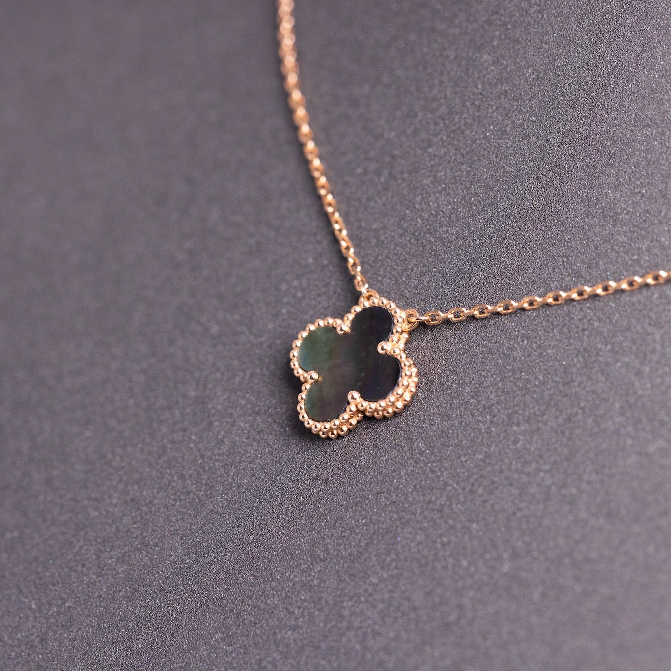 Van Cleef & Arpels Vintage Alhambra Pendant Mother-Of-Pearl 18K Rose Gold