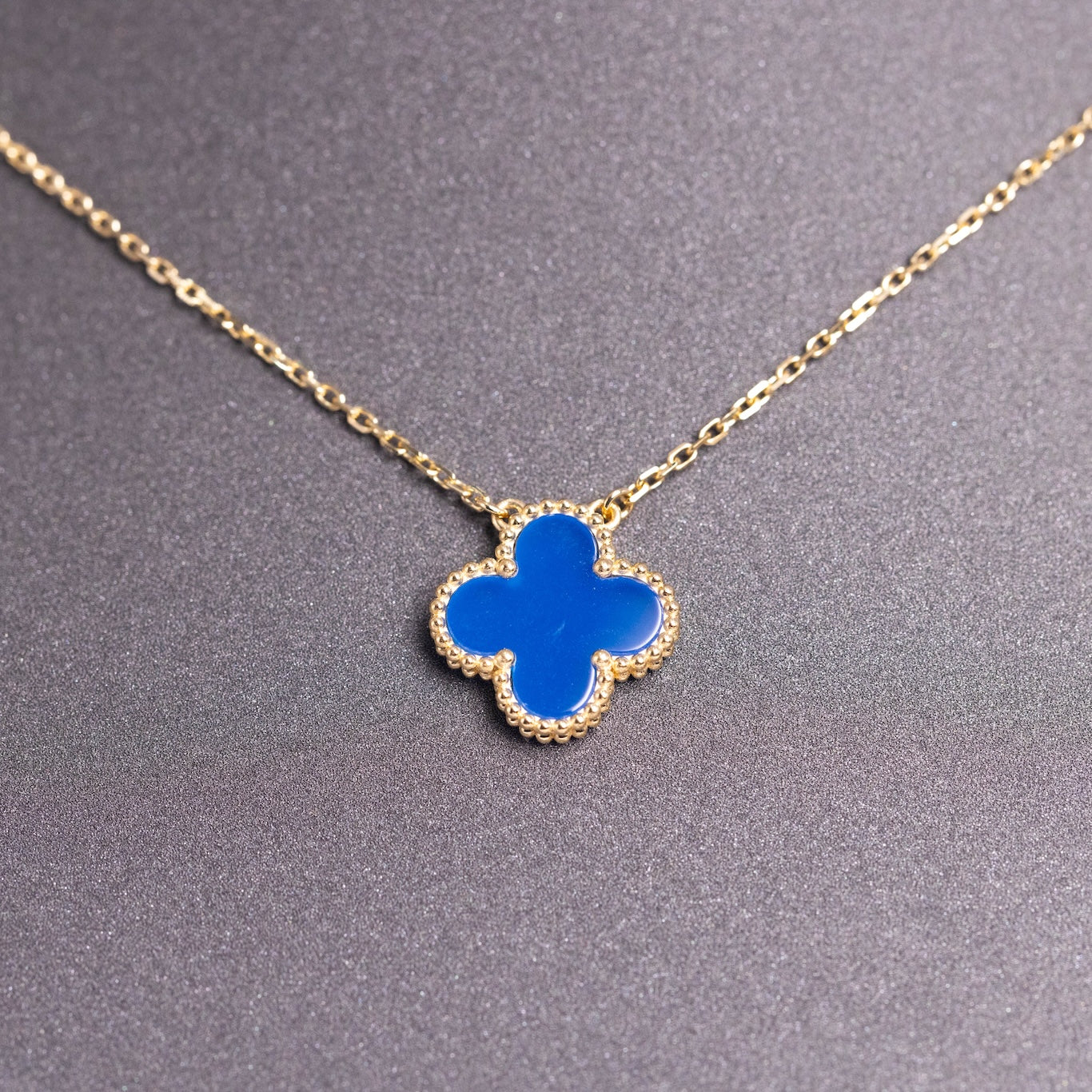 Van Cleef & Arpels Vintage Alhambra Pendant Agate 18K Yellow Gold