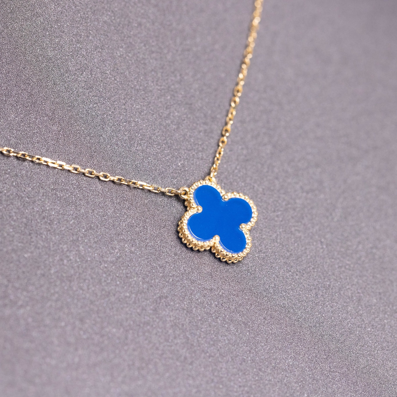 Van Cleef & Arpels Vintage Alhambra Pendant Agate 18K Yellow Gold