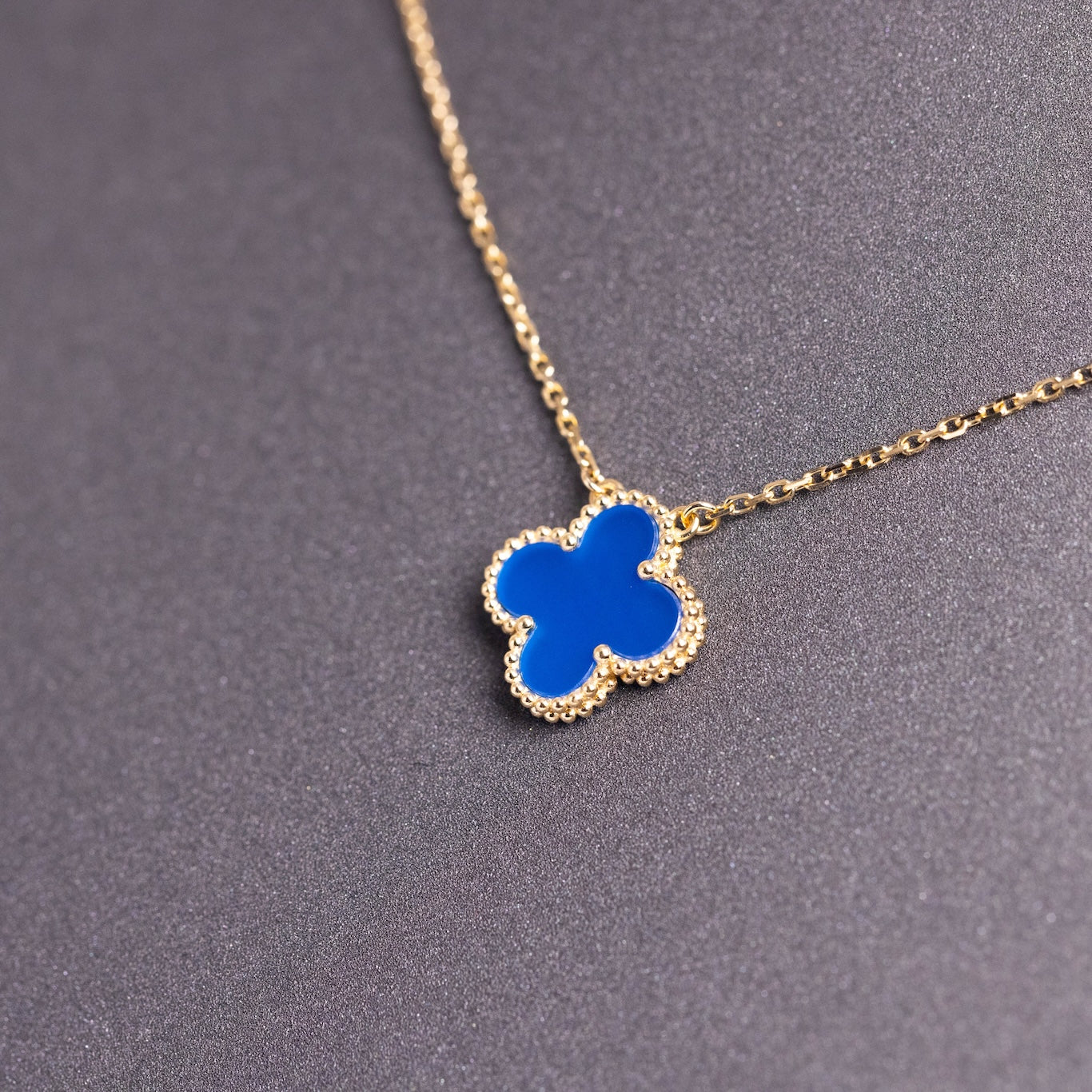 Van Cleef & Arpels Vintage Alhambra Pendant Agate 18K Yellow Gold