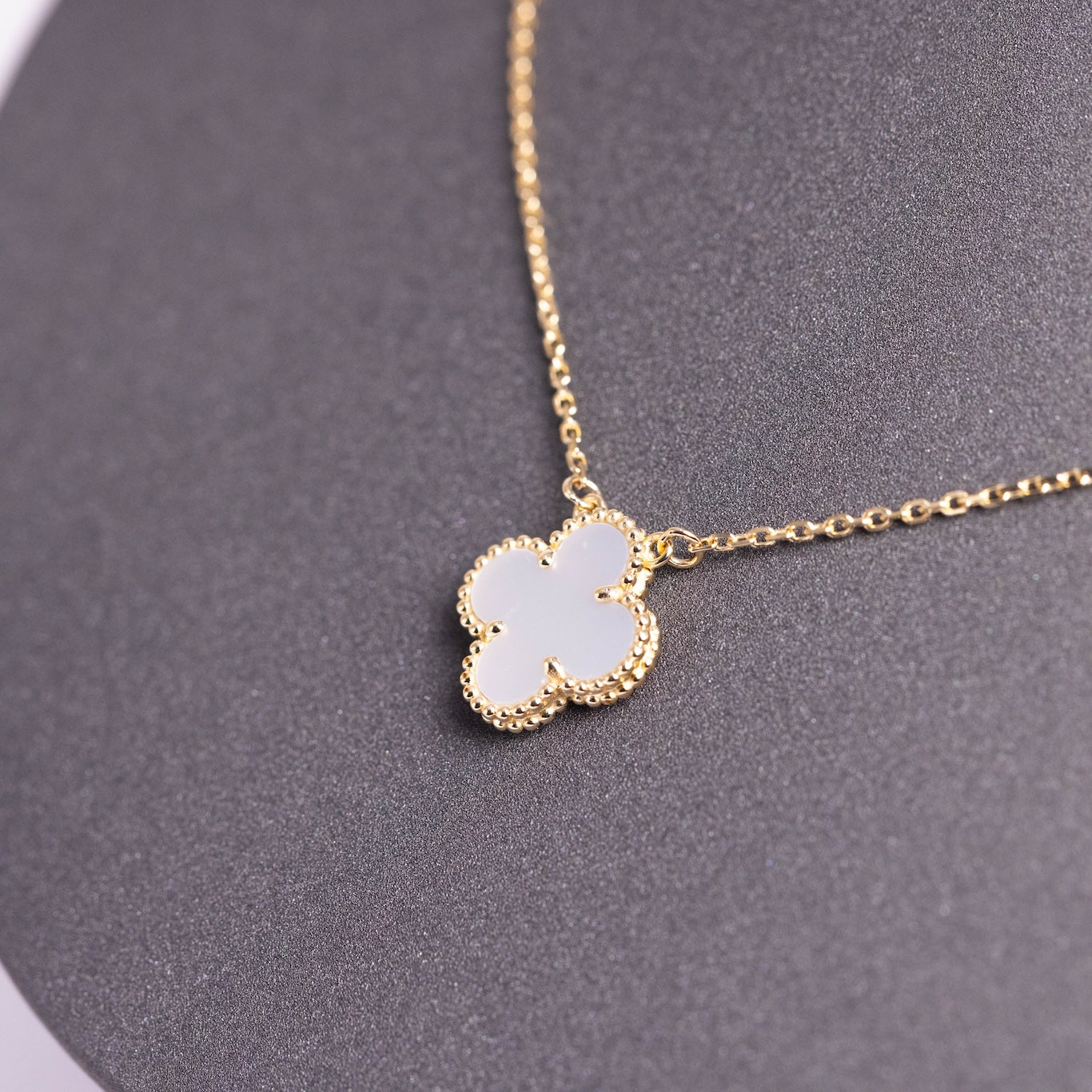 Van Cleef & Arpels Vintage Alhambra Pendant Mother-Of-Pearl 18K Yellow Gold