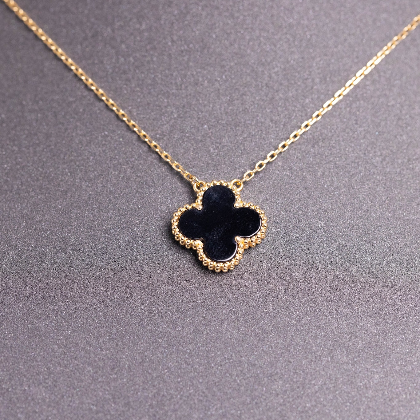 Van Cleef & Arpels Vintage Alhambra Pendant Onyx 18K Yellow Gold