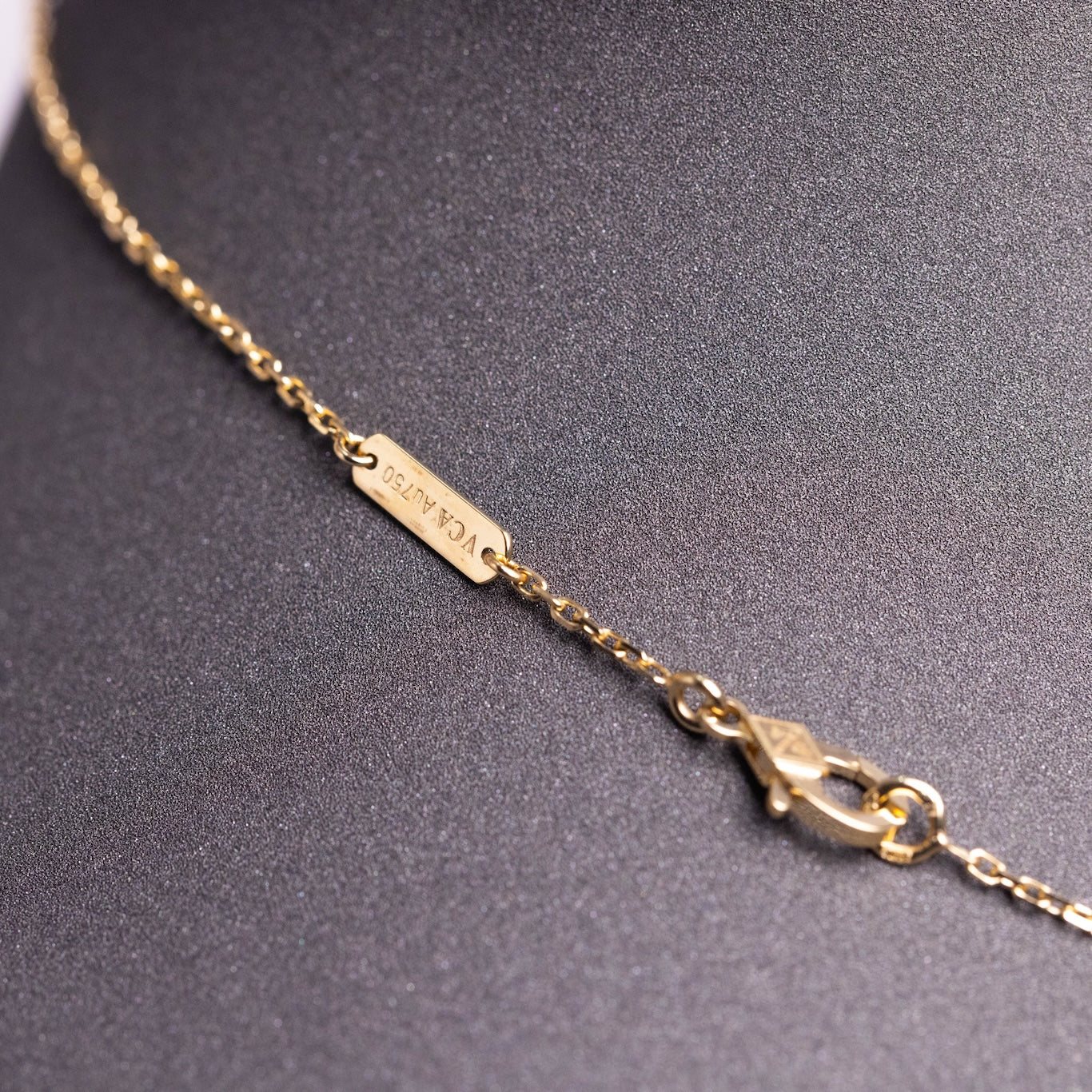 Van Cleef & Arpels Vintage Alhambra Pendant Agate 18K Yellow Gold