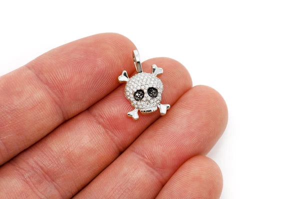 Calavera con tibias cruzadas de 0,45 quilates con colgante de diamantes de oro macizo de 14 quilates