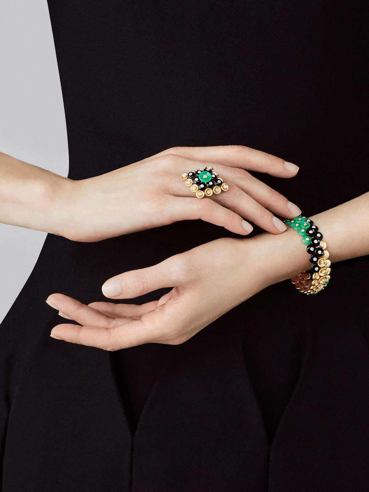 Van Cleef & Arpels Bouton d'Or Ring 18K Yellow Gold Chrysoprase Diamond Onyx