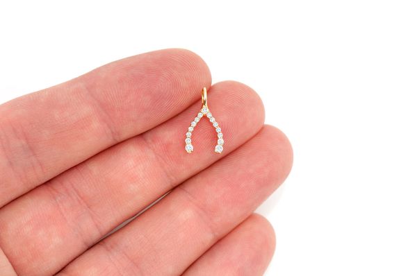 Colgante de diamantes Wishbone de 0,15 quilates en oro macizo de 14 quilates